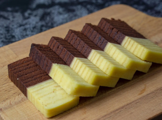 Tips Mendapatkan Tekstur Meleleh di Lidah pada Kue Lapis Legit